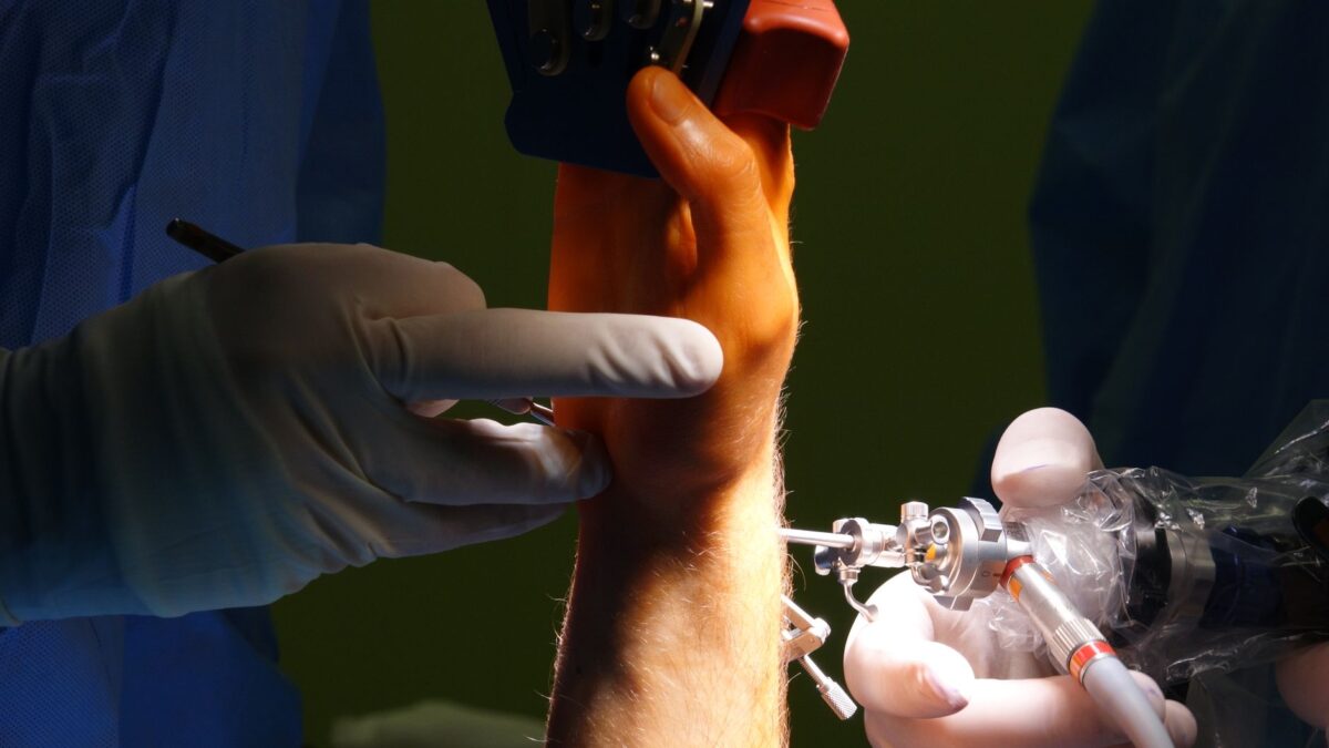 épanchement intra articulaire réduire récidives protéger